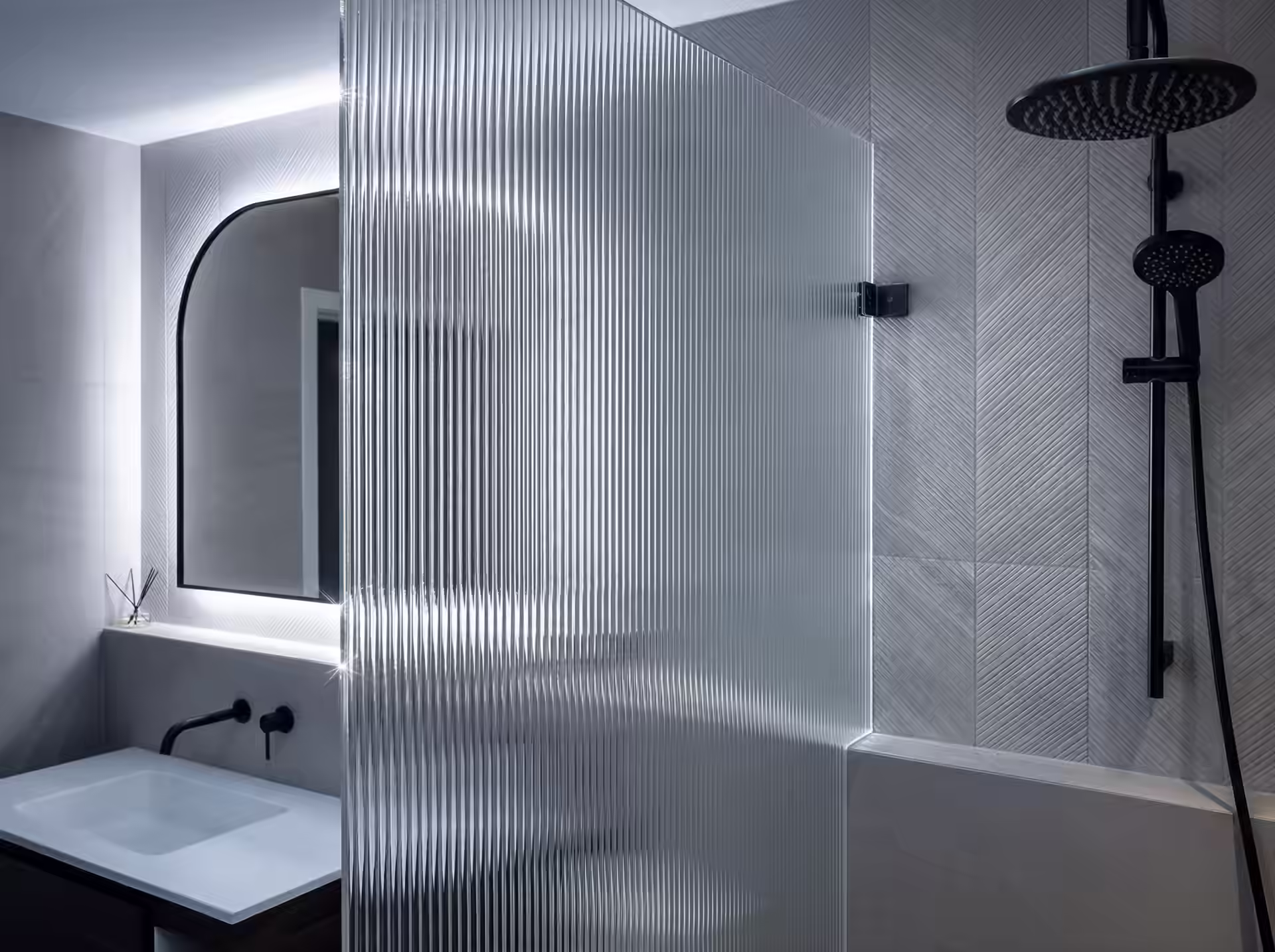 Frameless shower screen